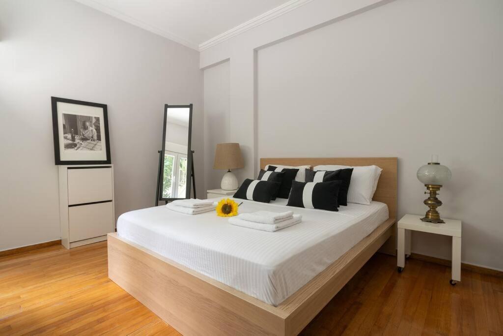 Ferienwohnung Chic N Central Apt In Kolonaki Athen Exterior foto